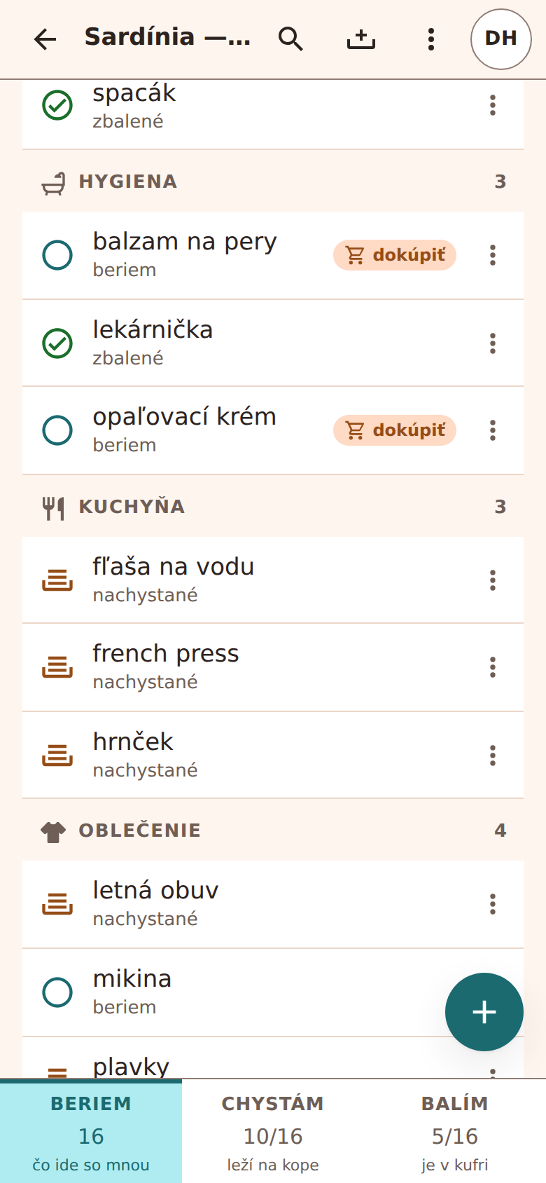 Zoznam vecí po kategóriách, pri každej stav slovom; dve veci majú odznak „dokúpiť". Dole lišta s počtami beriem, chystám a balím.